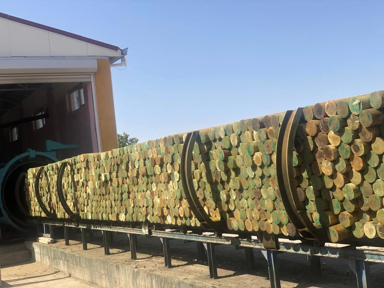 Emprenye tüpüne yüklenen direk arabası